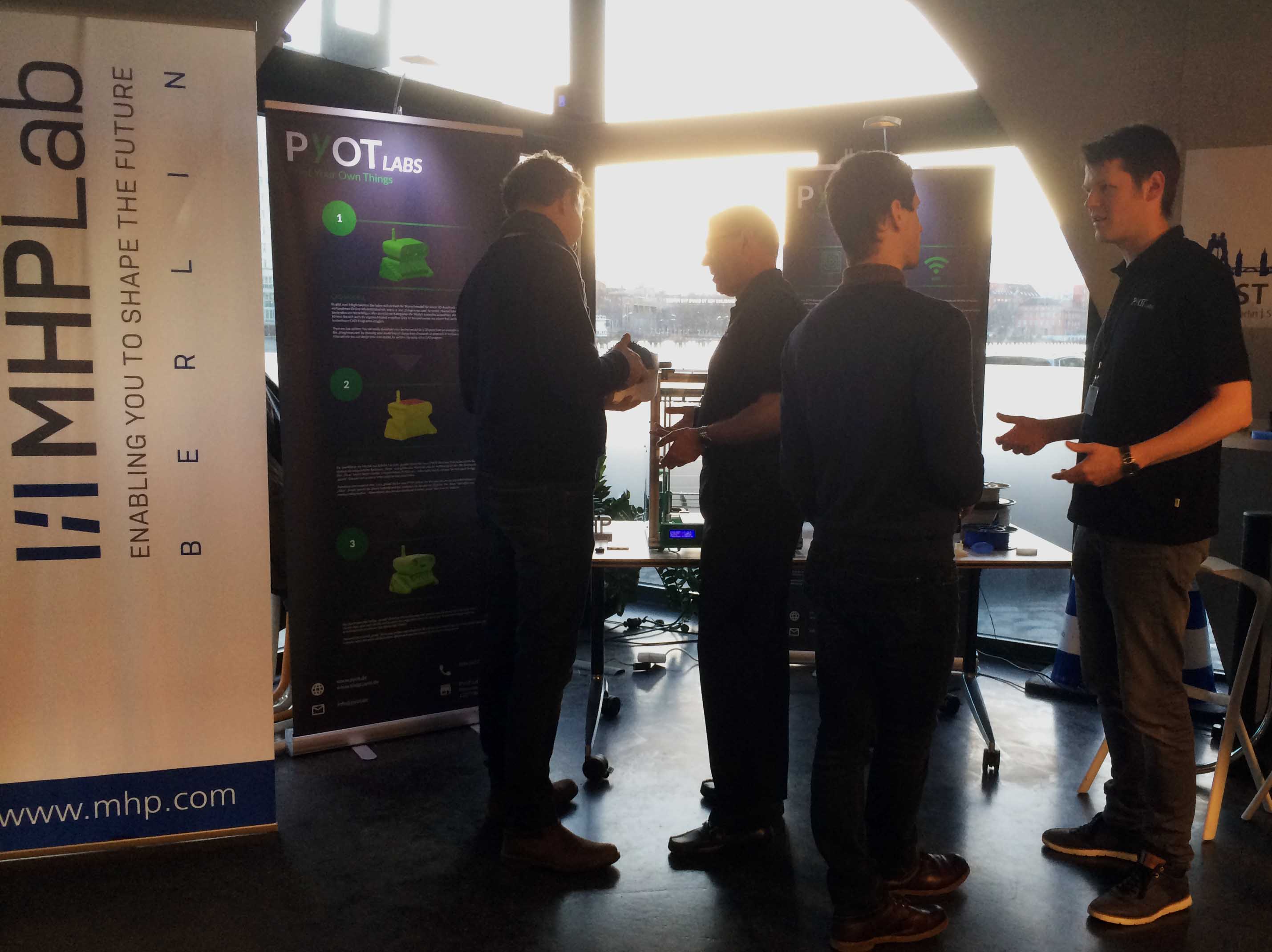 pyot labs 3d-druck messe bei mhp bild mit druckerstand und personen
